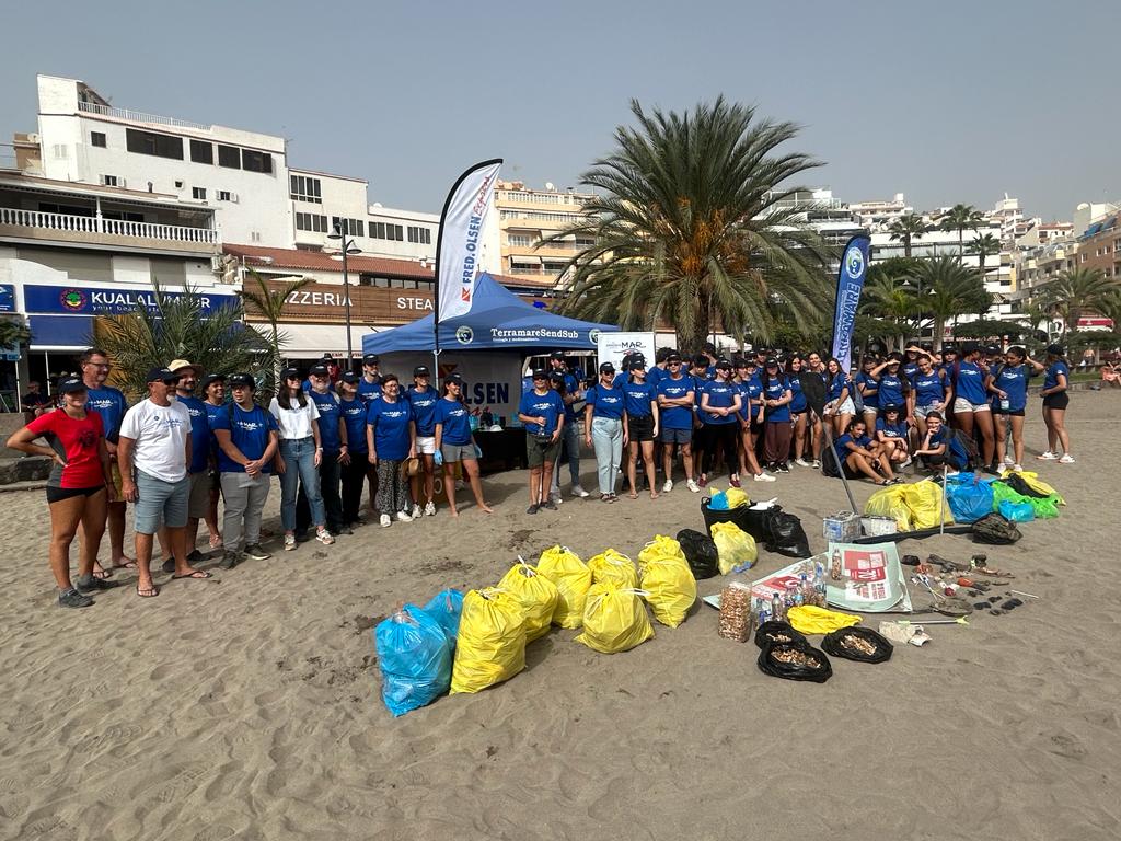 Voluntarios en la jornada de limpieza de la playa de Los Cristianos