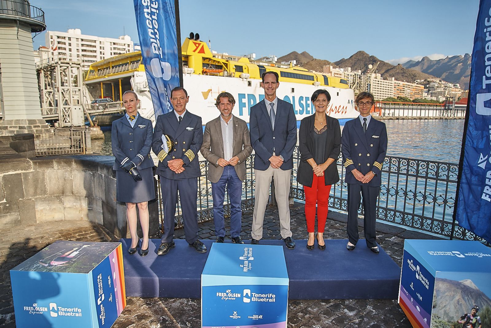 Carlos Alonso, presidente del Cabildo, Andrés Marín, director general de Fred. Olsen S.A., Cristo Pérez, consejera de Deportes, Eusebio Díaz, consejero delegado de Ideco, y Juan Carlos Pazos, Mercedes Gil y Raquel Rivero, capitán, jefa de cabina y primera