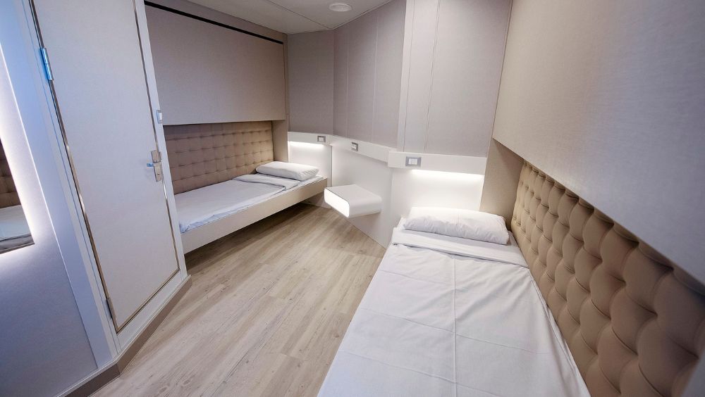 Acomodación en camarote con 2 camas, ducha, lavabo y TV.
