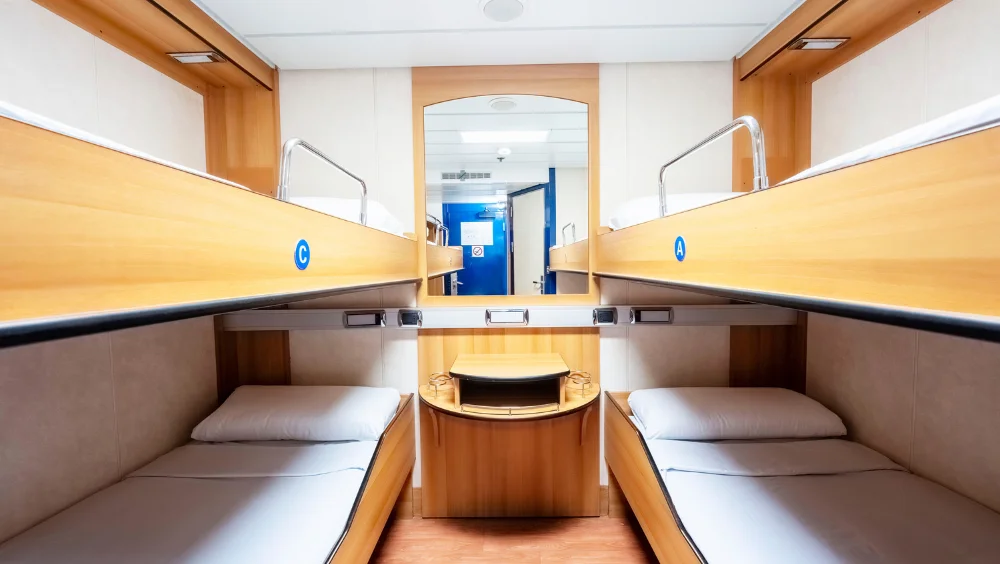 Acomodación en camarote interior para hasta 4 personas, baño completo, aire acondicionado y armarios.