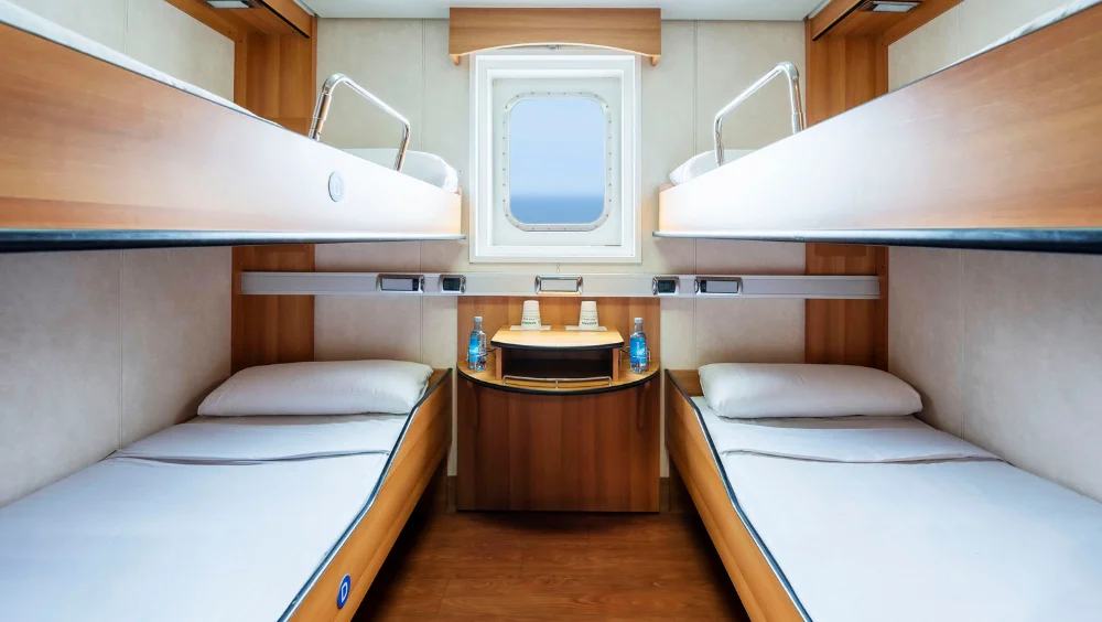 Acomodación en camarote exterior para hasta 4 personas, baño completo, aire acondicionado y armarios.