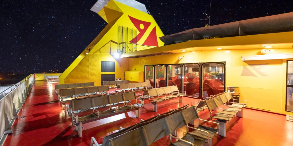 Terraza exterior del fast ferry Benchijigua Express de noche