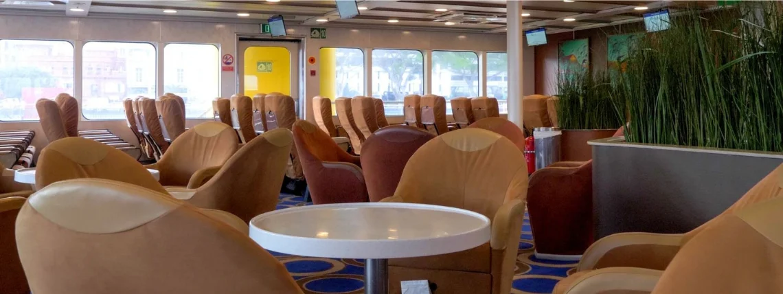 Clase Oro lounge of the fast ferry Bencomo Express