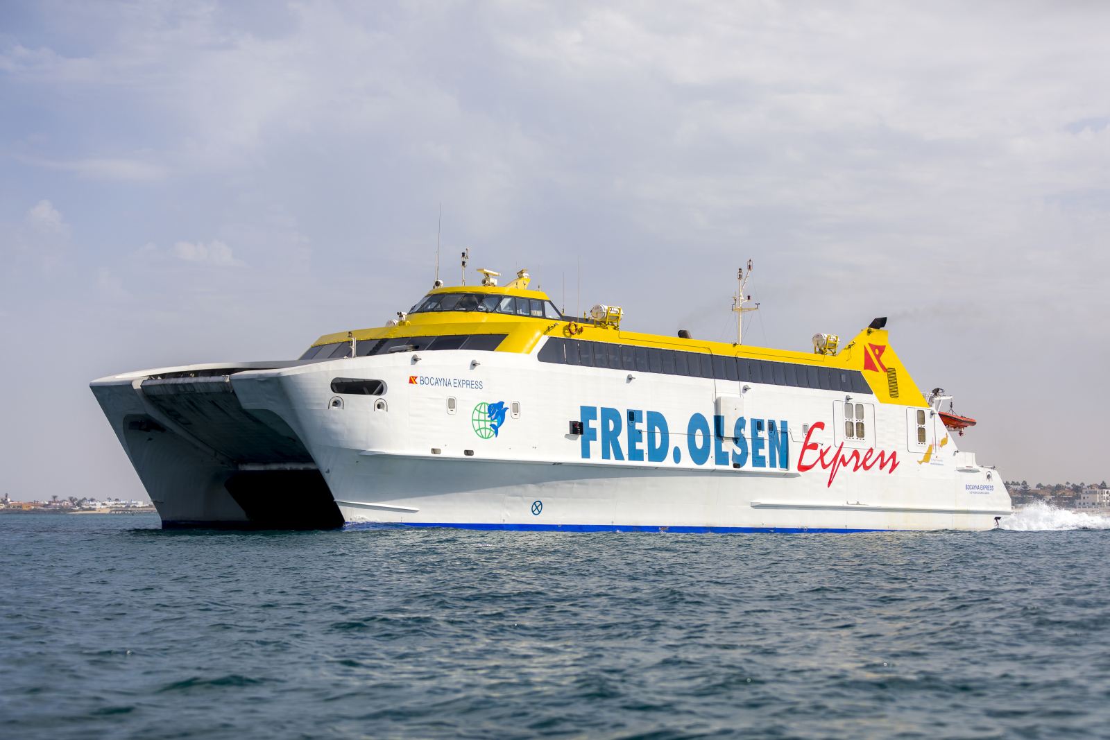 El fast ferry Bocayna Express navegando entre Lanzarote y Fuerteventura