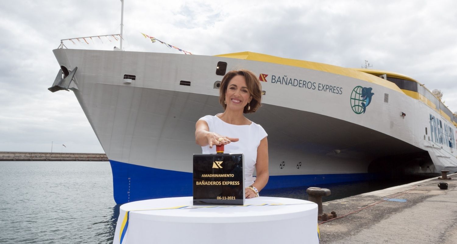 Arancha Ramírez, Madrina del Bañaderos Express antes de realizar el bautismo del buque