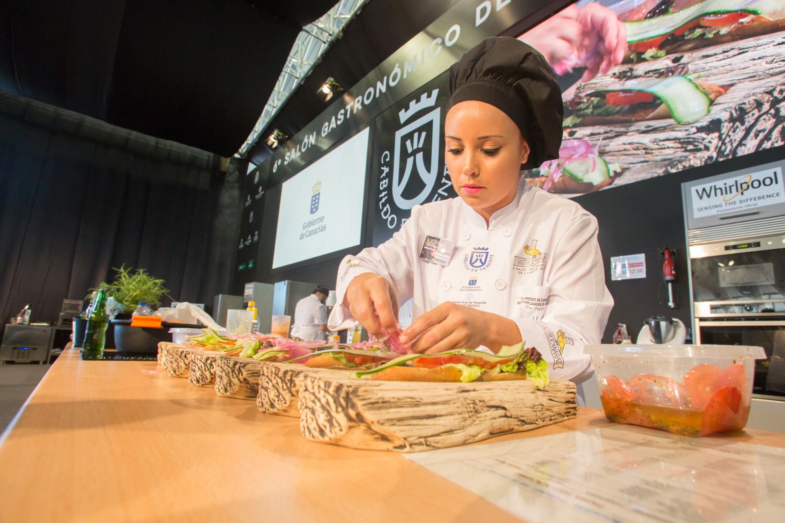 Ana Beatriz Nogueira (ganadora del 6º Campeonato de Canarias de Bocadillos Canarios de Autor) durante la elaboración del bocadillo ganador.