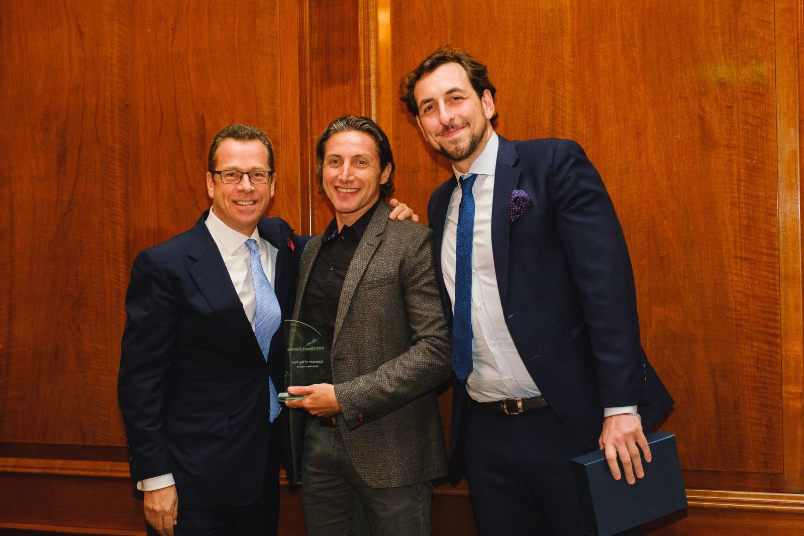 Entrega de premios Direct Ferries 2019: Fred. Olsen Express, Operador del año. En la imagen: Sean Cornwell, CEO de Direct Ferries, Lorenzo Spinelli, Director Comercial de Fred. Olsen Express y Luca Marini, Director comercial de Direct Ferries.