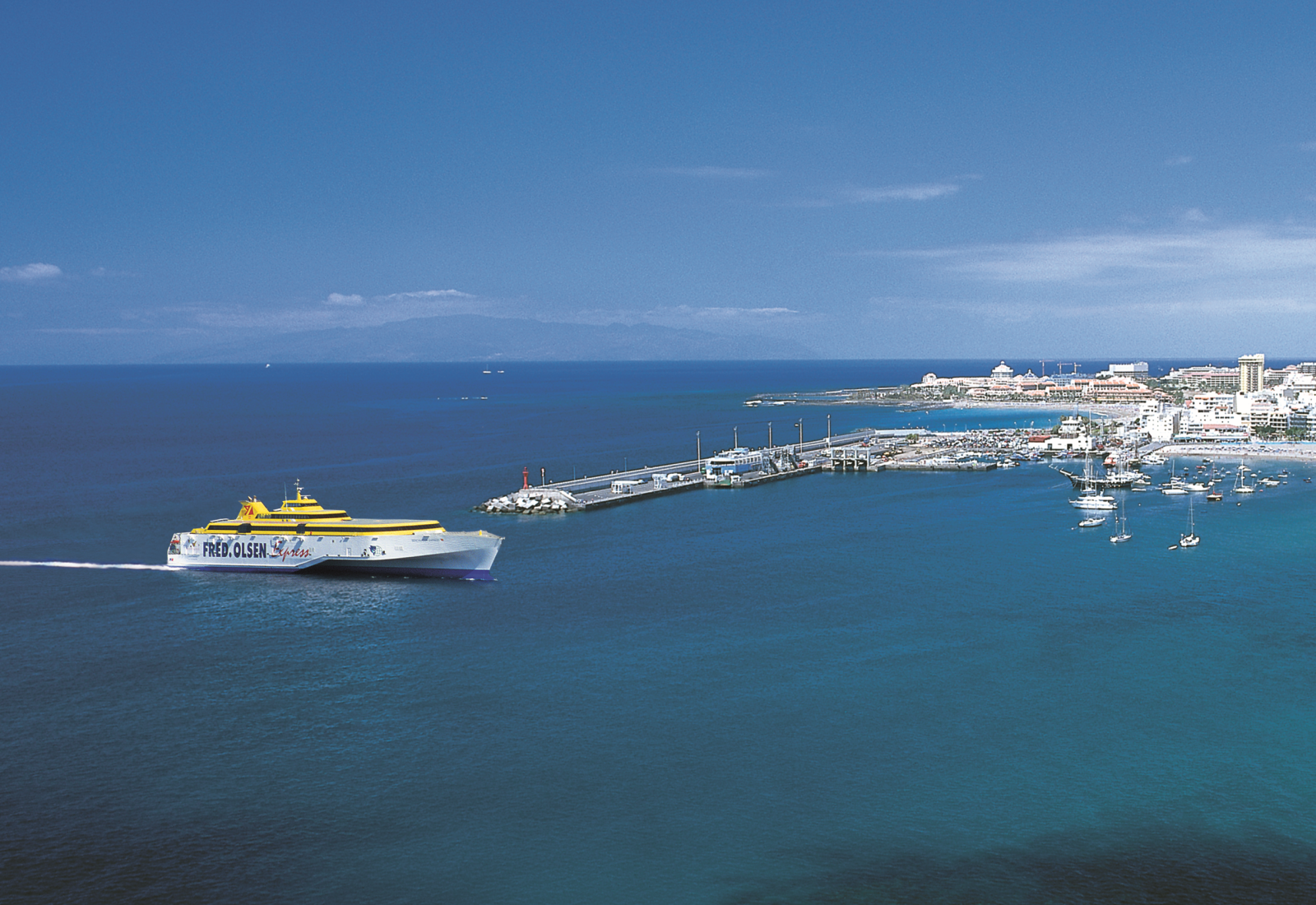 Uno de los trimaranes de Fred. Olsen Express en el puerto de Los Cristianos en Tenerife