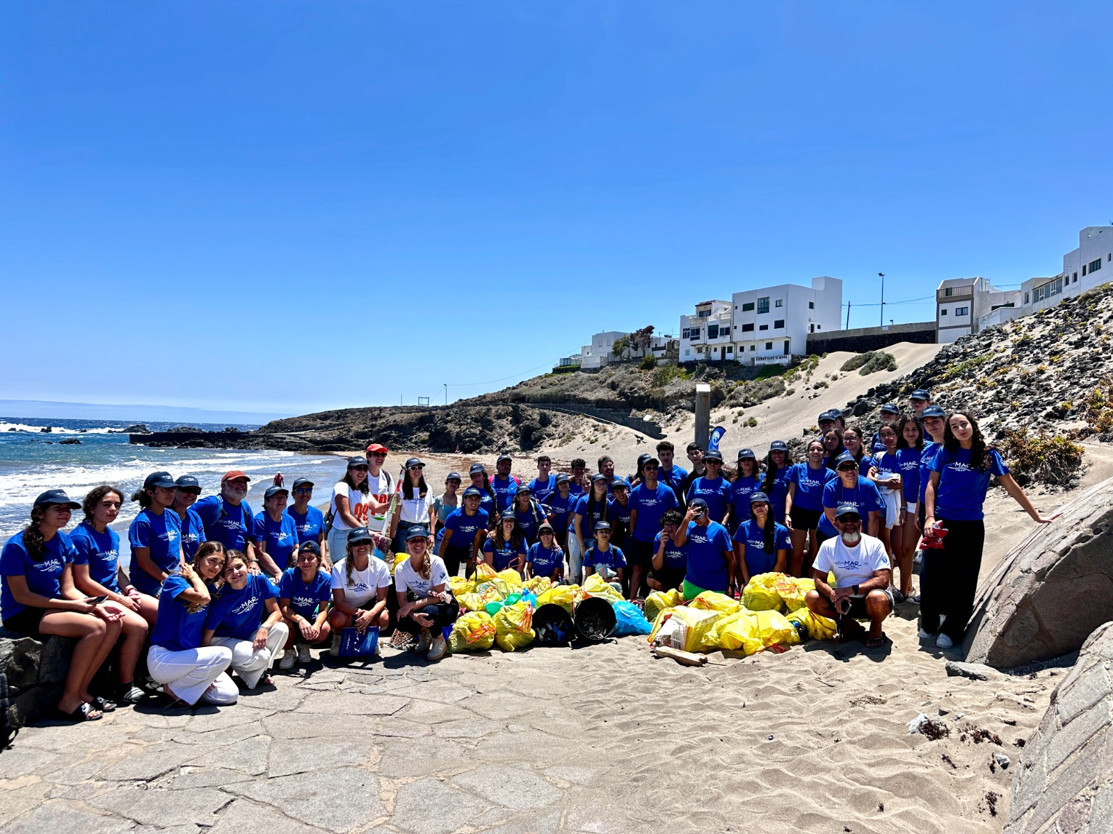 Grupo de voluntarios en limpieza de litoral de El Porís, Tenerife